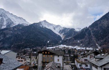 Courmayeur, İtalya: İtalya 'nın kuzeyi, Aosta Vadisi bölgesi, İtalya tarafından Mont Blanc dağına tırmanmak için başlangıç noktası