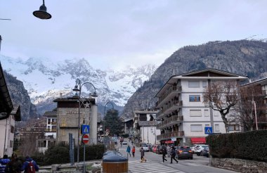 Courmayeur, İtalya: İtalya 'nın kuzeyi, Aosta Vadisi bölgesi, İtalya tarafından Mont Blanc dağına tırmanmak için başlangıç noktası