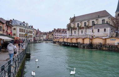 Annecy, Fransa: Fransa 'nın Thiou nehrinin kıyısındaki Annecy şehir merkezindeki eski kent simgesi.