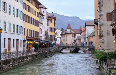 Annecy, Fransa: Fransa 'nın Thiou nehrinin kıyısındaki Annecy şehir merkezindeki eski kent simgesi.