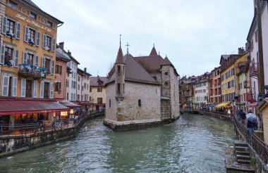 Annecy, Fransa: Fransa 'nın Thiou nehrinin kıyısındaki Annecy şehir merkezindeki eski kent simgesi.