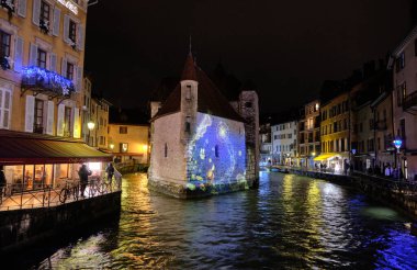 Annecy. Fransa. Geceleyin tarihi şehir merkezinde eski ortaçağ evlerinin cepheleri.