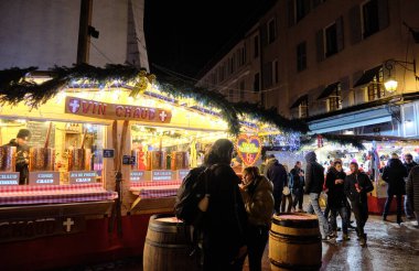 Annecy. Fransa. Geceleyin tarihi şehir merkezinde eski ortaçağ evlerinin cepheleri.