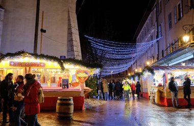 Annecy. Fransa. Geceleyin tarihi şehir merkezinde eski ortaçağ evlerinin cepheleri.