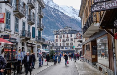 Chamonix şehir merkezinin güzel manzarası. Chamonix Mont Blanc, Fransa 'nın güneydoğusunda yer alan bir şehirdir..
