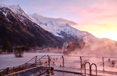 Aiguille du Midi tepesi gün batımı ışığı. Chamonix şehir merkezinden görüntü