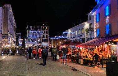 Chamonix: Chamonix-Mont-Blanc meydanının yeni yıl arifesi manzarası. Haute-Savoie 'deki bu komün, kış sporları ve yaz tırmanışlarıyla bilinir.