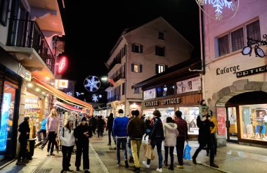 Chamonix: Chamonix-Mont-Blanc meydanının yeni yıl arifesi manzarası. Haute-Savoie 'deki bu komün, kış sporları ve yaz tırmanışlarıyla bilinir.