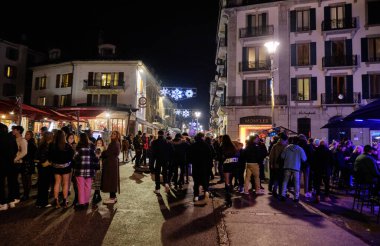 Chamonix: Chamonix-Mont-Blanc meydanının yeni yıl arifesi manzarası. Haute-Savoie 'deki bu komün, kış sporları ve yaz tırmanışlarıyla bilinir.