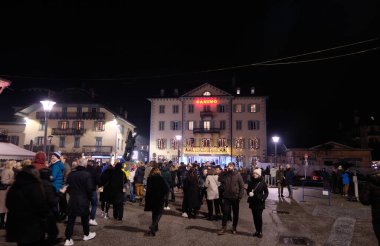Chamonix: Chamonix-Mont-Blanc meydanının yeni yıl arifesi manzarası. Haute-Savoie 'deki bu komün, kış sporları ve yaz tırmanışlarıyla bilinir.