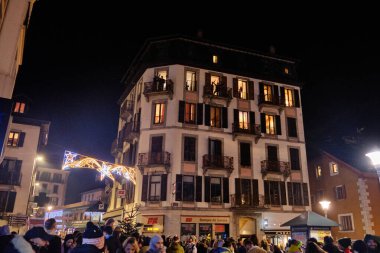 Chamonix: Chamonix-Mont-Blanc meydanının yeni yıl arifesi manzarası. Haute-Savoie 'deki bu komün, kış sporları ve yaz tırmanışlarıyla bilinir.