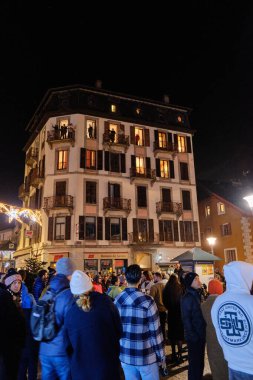 Chamonix: Chamonix-Mont-Blanc meydanının yeni yıl arifesi manzarası. Haute-Savoie 'deki bu komün, kış sporları ve yaz tırmanışlarıyla bilinir.