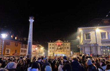 Chamonix: Chamonix-Mont-Blanc meydanının yeni yıl arifesi manzarası. Haute-Savoie 'deki bu komün, kış sporları ve yaz tırmanışlarıyla bilinir.