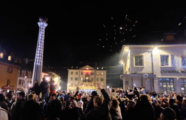 Chamonix: Chamonix-Mont-Blanc meydanının yeni yıl arifesi manzarası. Haute-Savoie 'deki bu komün, kış sporları ve yaz tırmanışlarıyla bilinir.