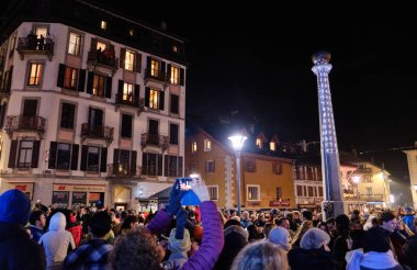 Chamonix: Chamonix-Mont-Blanc meydanının yeni yıl arifesi manzarası. Haute-Savoie 'deki bu komün, kış sporları ve yaz tırmanışlarıyla bilinir.