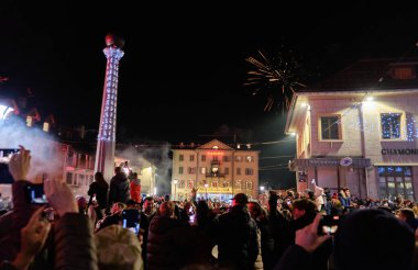 Chamonix: Chamonix-Mont-Blanc meydanının yeni yıl arifesi manzarası. Haute-Savoie 'deki bu komün, kış sporları ve yaz tırmanışlarıyla bilinir.