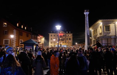 Chamonix: Chamonix-Mont-Blanc meydanının yeni yıl arifesi manzarası. Haute-Savoie 'deki bu komün, kış sporları ve yaz tırmanışlarıyla bilinir.