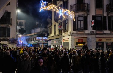 Chamonix: Chamonix-Mont-Blanc meydanının yeni yıl arifesi manzarası. Haute-Savoie 'deki bu komün, kış sporları ve yaz tırmanışlarıyla bilinir.
