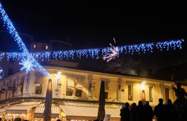 Chamonix: Chamonix-Mont-Blanc meydanının yeni yıl arifesi manzarası. Haute-Savoie 'deki bu komün, kış sporları ve yaz tırmanışlarıyla bilinir.
