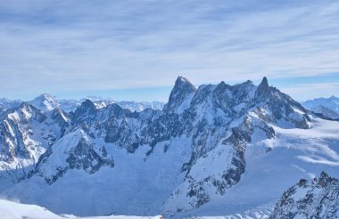 Chamonix: Fransa 'nın Chamonix kentindeki Aiguille du Midi' nin dağ üstü istasyonu manzarası.