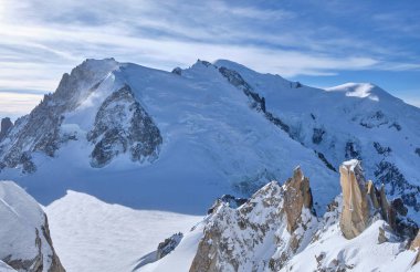 Chamonix: Fransa 'nın Chamonix kentindeki Aiguille du Midi' nin dağ üstü istasyonu manzarası.