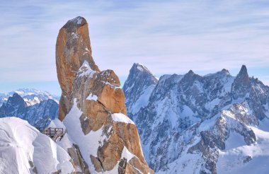 Chamonix: Fransa 'nın Chamonix kentindeki Aiguille du Midi' nin dağ üstü istasyonu manzarası.