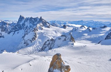 Chamonix: Fransa 'nın Chamonix kentindeki Aiguille du Midi' nin dağ üstü istasyonu manzarası.