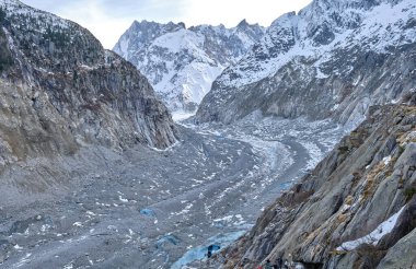 Chamonix, Fransa: The Mer de Glace - Buz Denizi - Mont Blanc kütlesinde yer alan bir vadi buzulu