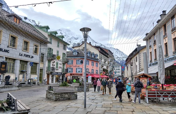 Chamonix şehir merkezinin güzel manzarası. Chamonix Mont Blanc, Fransa 'nın güneydoğusunda yer alan bir şehirdir..