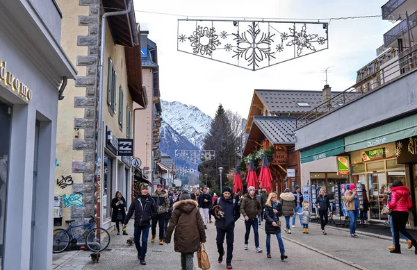 Chamonix şehir merkezinin güzel manzarası. Chamonix Mont Blanc, Fransa 'nın güneydoğusunda yer alan bir şehirdir..