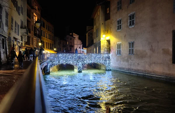 Annecy. Fransa. Geceleyin tarihi şehir merkezinde eski ortaçağ evlerinin cepheleri.