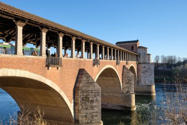 Pavia, İtalya Nisan 2023. Ponte Coperto ya da Ponte Vecchio Ticino Nehri üzerindeki taş kemer köprüsü.