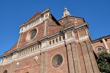 Pavia, Nisan 2023: Duomo di Pavia (Pavia Katedrali) güneşli bir günde, Lombardiya, İtalya.