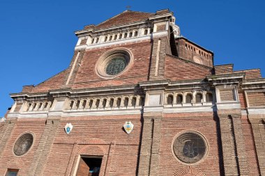 Pavia, Nisan 2023: Duomo di Pavia (Pavia Katedrali) güneşli bir günde, Lombardiya, İtalya.