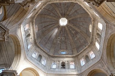 Pavia, Nisan 2023: Duomo di Pavia (Pavia Katedrali) güneşli bir günde, Lombardiya, İtalya.