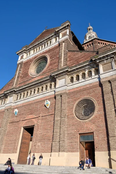 Pavia, Nisan 2023: Duomo di Pavia (Pavia Katedrali) güneşli bir günde, Lombardiya, İtalya.