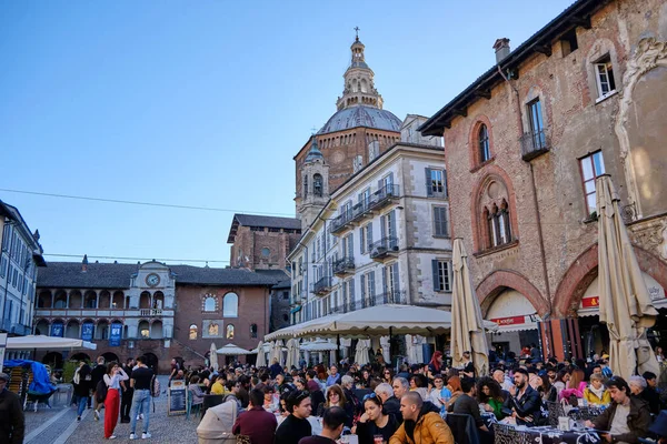 Pavia, Nisan 2023: Duomo di Pavia (Pavia Katedrali) güneşli bir günde, Lombardiya, İtalya.