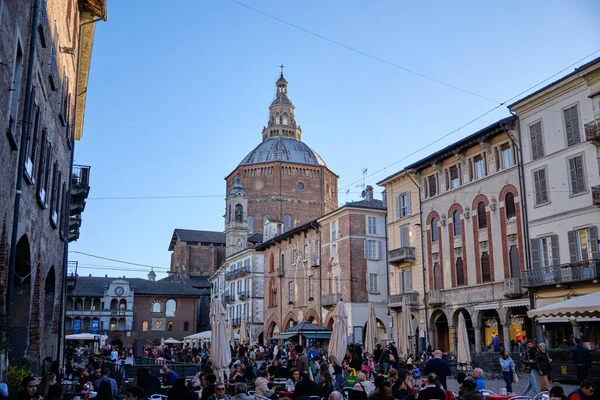 Pavia, Nisan 2023: Duomo di Pavia (Pavia Katedrali) güneşli bir günde, Lombardiya, İtalya.