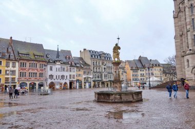 Alsace, Fransa: Tarihi evlerle dolu Mulhouse Meydanı, Fransa