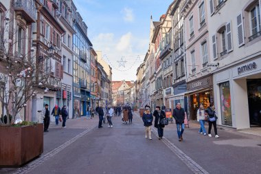 Alsace, Aralık: Renkli romantik şehir Colmar, Fransa, Alsace 'ın güzel manzarası