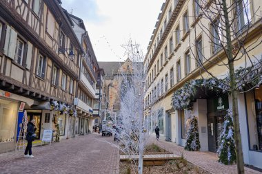 Alsace, Aralık: Renkli romantik şehir Colmar, Fransa, Alsace 'ın güzel manzarası