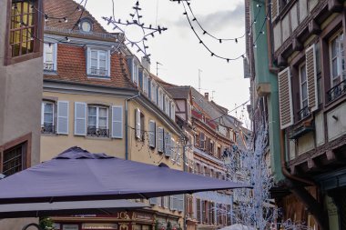 Alsace, Aralık: Renkli romantik şehir Colmar, Fransa, Alsace 'ın güzel manzarası