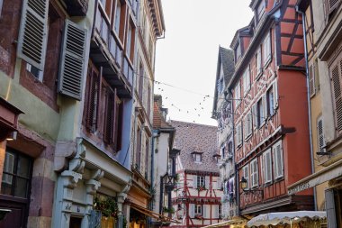 Alsace, Aralık: Renkli romantik şehir Colmar, Fransa, Alsace 'ın güzel manzarası