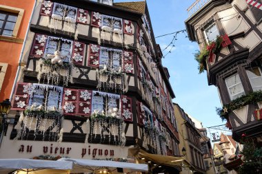 Alsace, Aralık: Renkli romantik şehir Colmar, Fransa, Alsace 'ın güzel manzarası