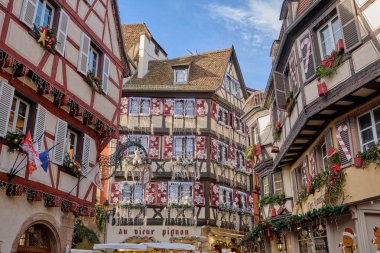 Alsace, Aralık: Renkli romantik şehir Colmar, Fransa, Alsace 'ın güzel manzarası