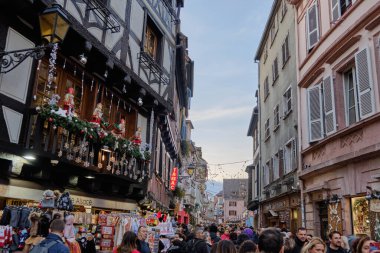 Alsace, Aralık: Renkli romantik şehir Colmar, Fransa, Alsace 'ın güzel manzarası
