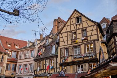 Alsace, Aralık: Renkli romantik şehir Colmar, Fransa, Alsace 'ın güzel manzarası