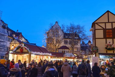 Alsace, Aralık: Renkli romantik şehir Colmar, Fransa, Alsace 'ın güzel manzarası