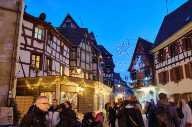 Alsace, Aralık: Renkli romantik şehir Colmar, Fransa, Alsace 'ın güzel manzarası