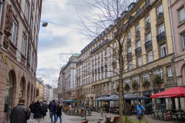 Alsace, Aralık: Strasbourg 'un eski şehir merkezinin renkli evleri manzarası.